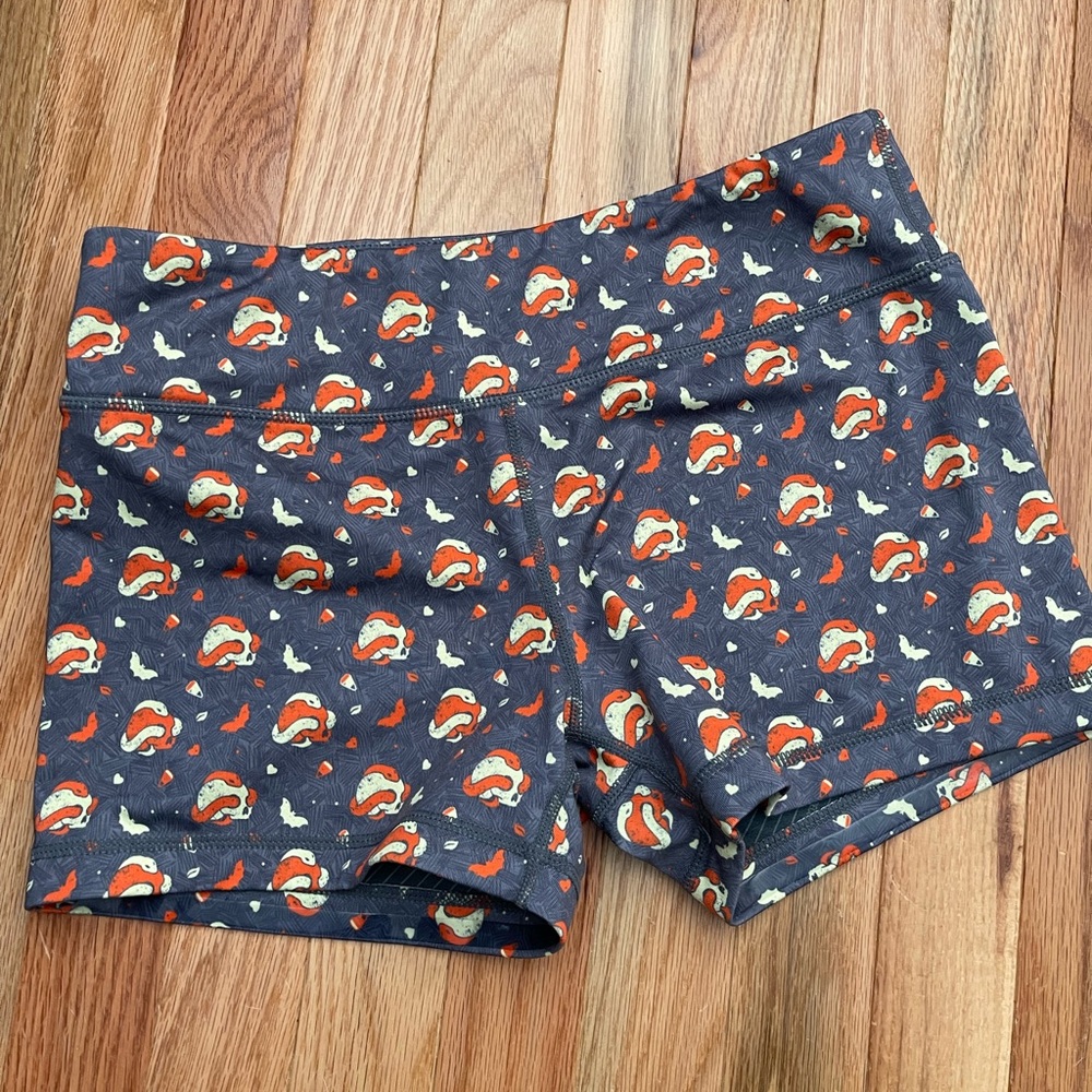 Size L IAB Halloween skull shorts